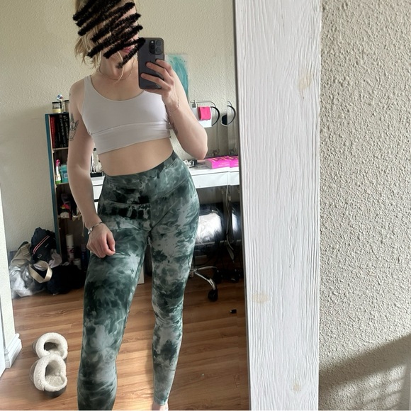 Size 4 tie dye aligns 31” perfect condition - Picture 1 of 2